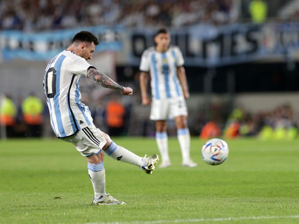 Lihat Lagi Gol Tendangan Bebas Messi dan Ronaldo, Lebih Keren Siapa?